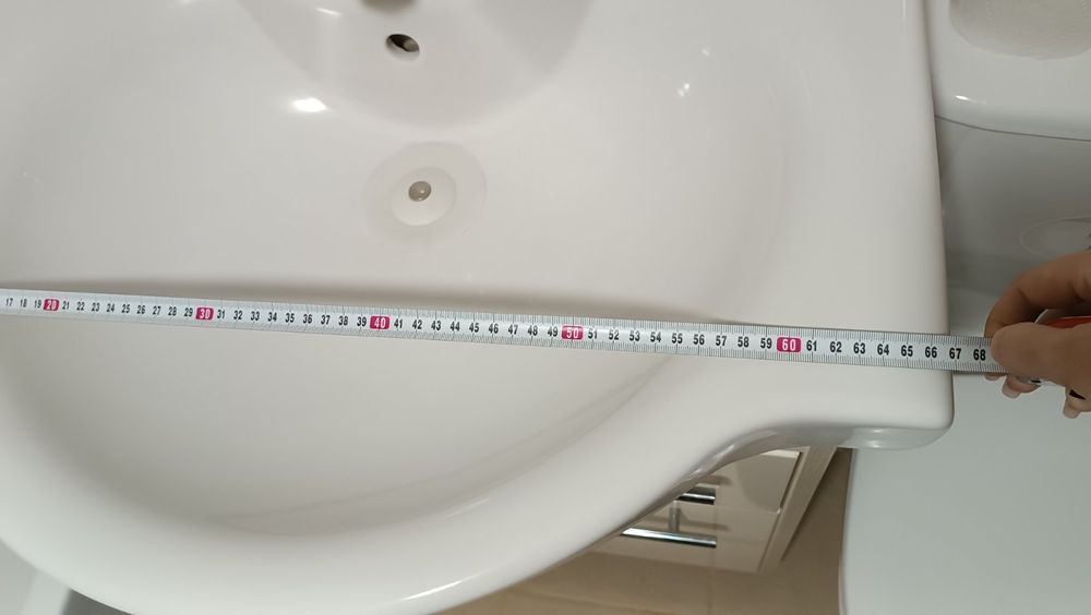 Умивальник з тумбою та змішувачем