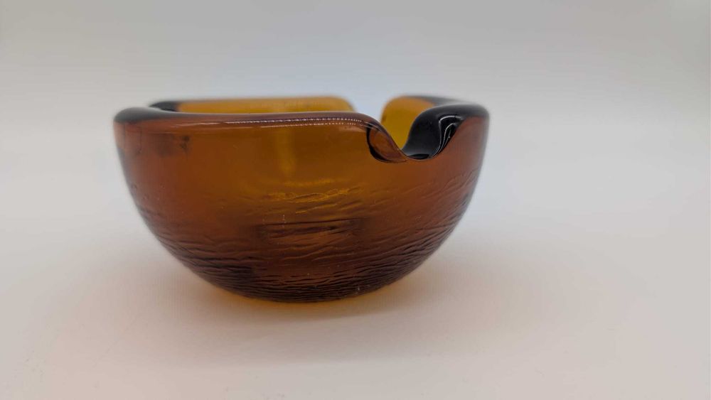 Szklana popielnica bursztynowa z Czechosłowacji