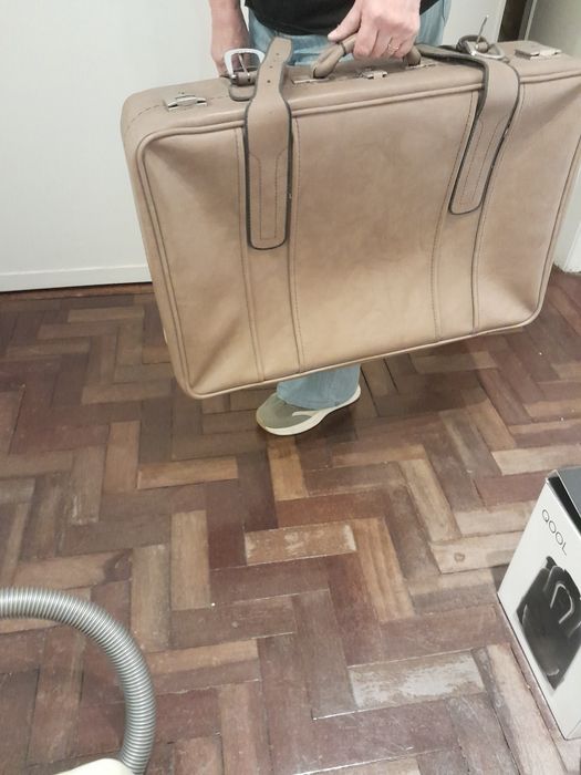 Duas malas de viagem,uma castanha,outra branca