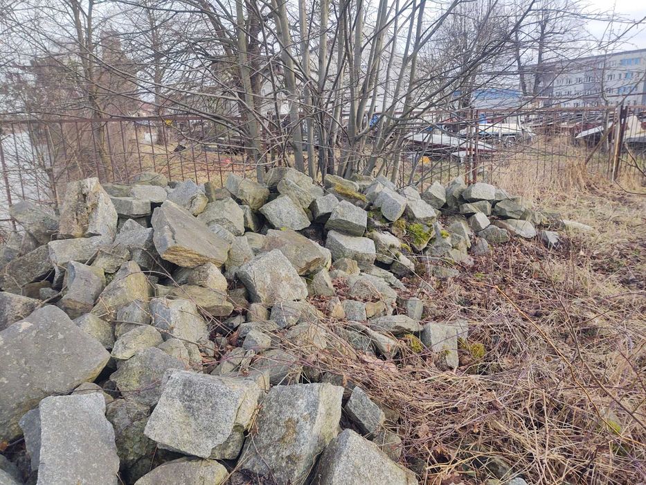 Granit łupany z rozbiórki placu