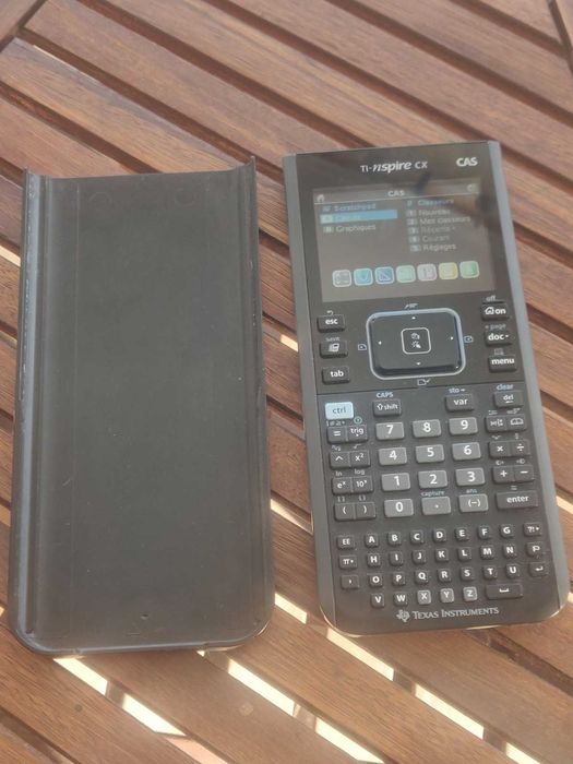 Calculadora Texas Instruments, modelo TI-NSPIRE CAS.