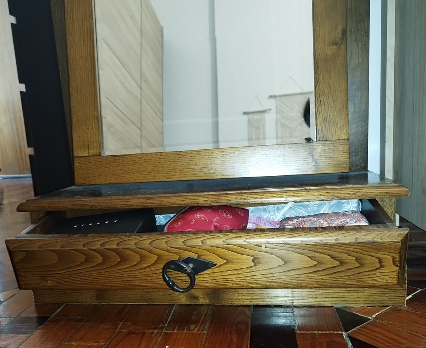 Espelho basculante com gaveta