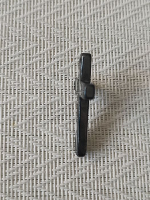 Krzyżyk wisiorek z hematytu.