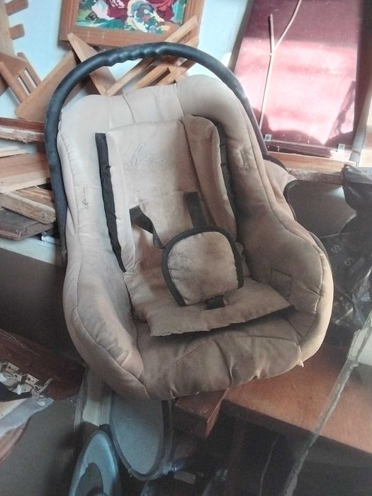 дитяче крісло в машину