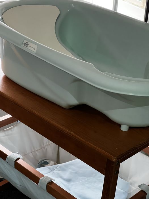 Banheira para bebe, com respetivo apoio em Madeira