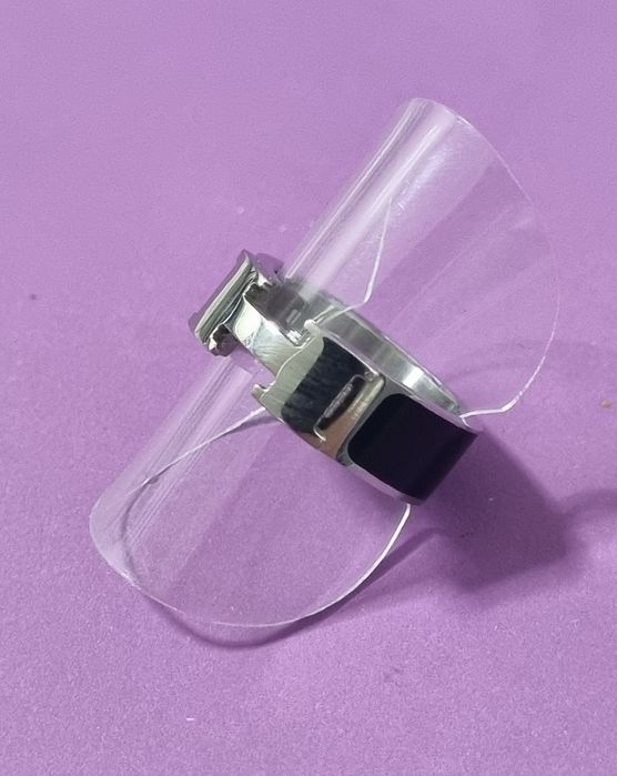 Anel preto e prateado, em aço inoxidável, com letra "H". T17