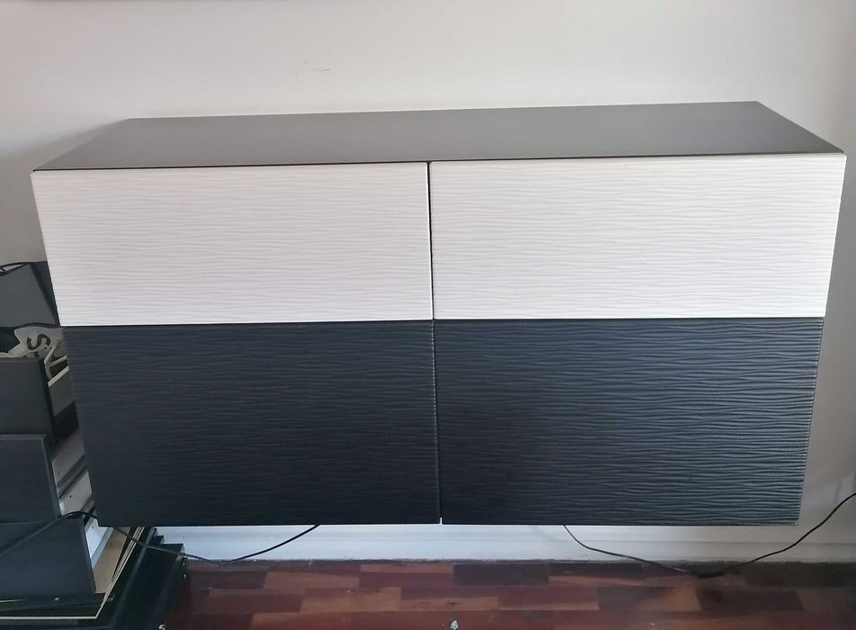 Aparador com 2 gavetas e 2 portas, branco e preto
