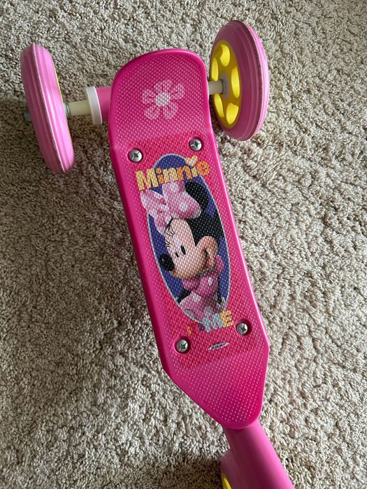 Trotinete infantil Disney Minnie rosa – como nova