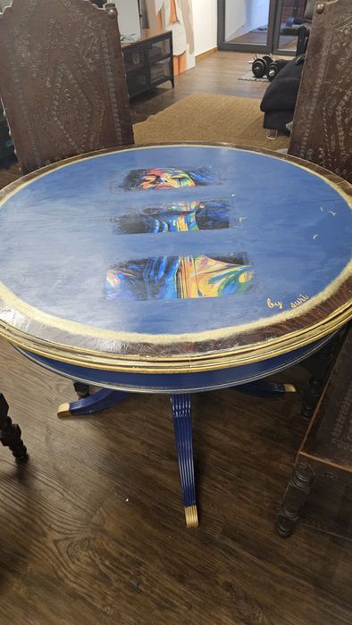 mesa de centro/jantar redonda de inspiração barroca ou historicista, com restauro artístico contemporâneo em azul e dourado