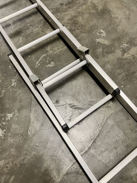 Escadote extensivel com 4 metros aberto