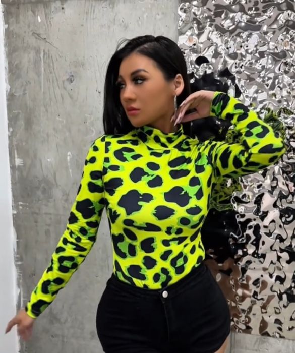 Body neonowe w panterkę