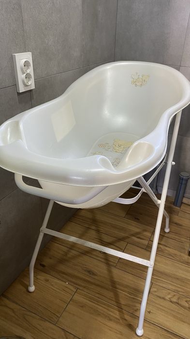 Дитяча ванночка на підставці