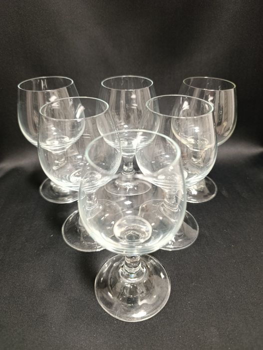 Zestaw kryształowych kieliszków do wina