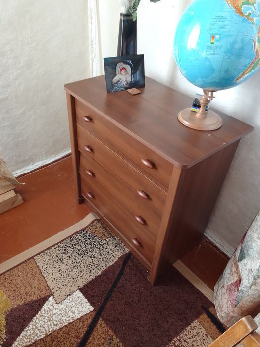 Продам ліжко і дві тумбочки.