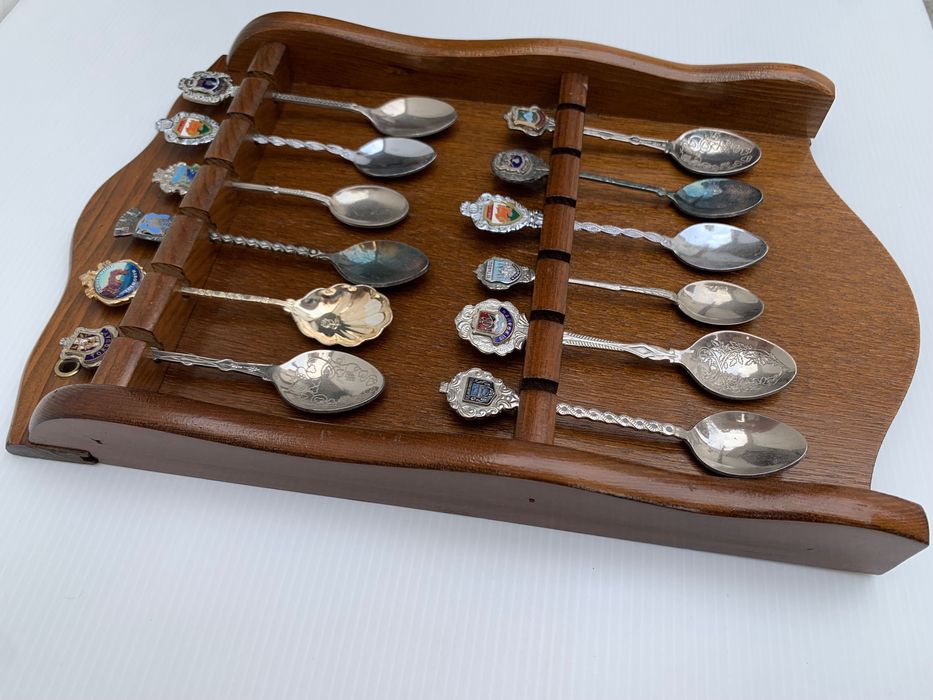 Colheres de coleção com expositor em madeira