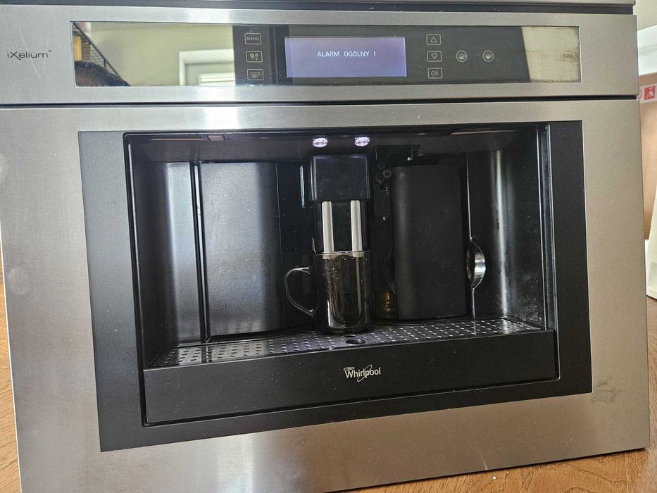 sprzedam używany ekspres do kawy do zabudowy Whirlpool iXelium ACE102