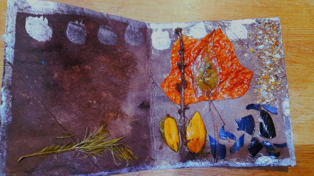 Cartão pintado a mão , uso para momentos especiais ou festivos.