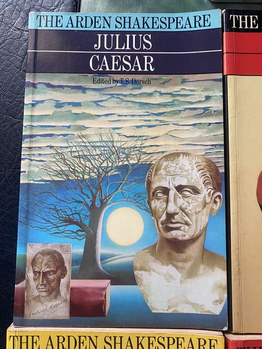 Livros de Shakespeare, em inglês, para estudantes de curso superior.