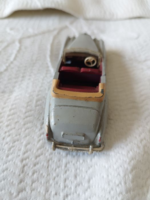 Miniatura do Bentley S2 da Dinky Toys (referência 194), fabricado em Inglaterra. Escala 1/43.