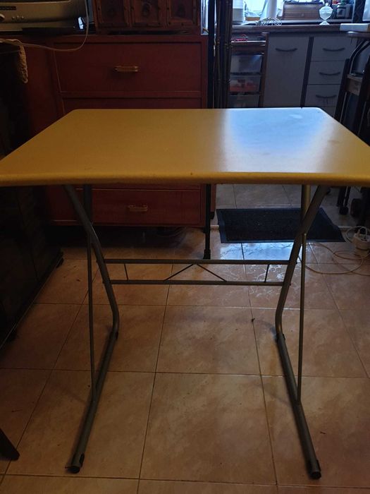 Mesa de Apoio com estrutura metálica e tampo de madeira