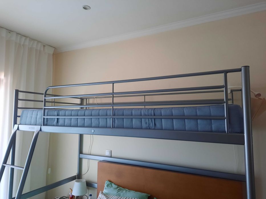Cama alta SVÄRTA + colchão VESTMARKA