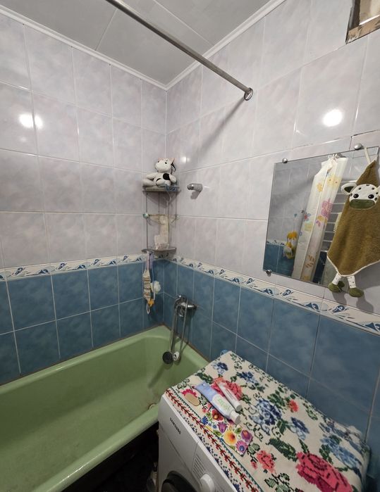 Продам трикімнатну квартиру на другому поверсі