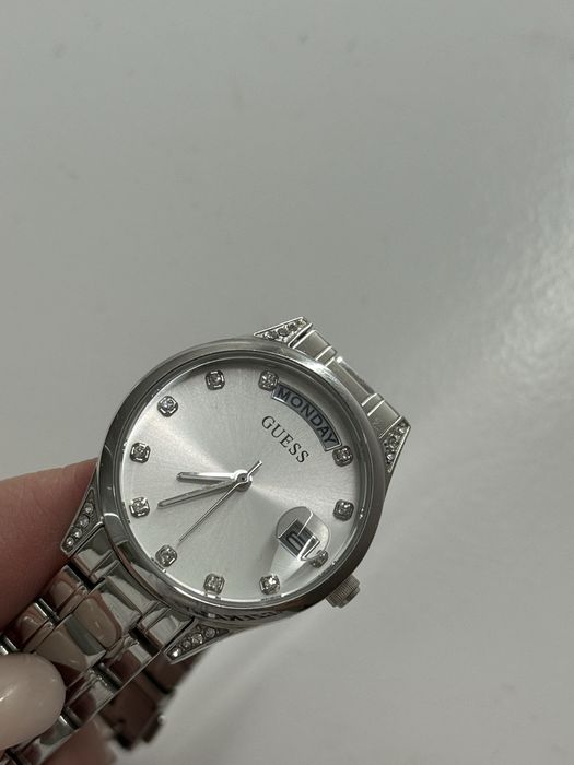 srebrny damski zegarek guess z cyrkoniami krysztalkami i indeksami