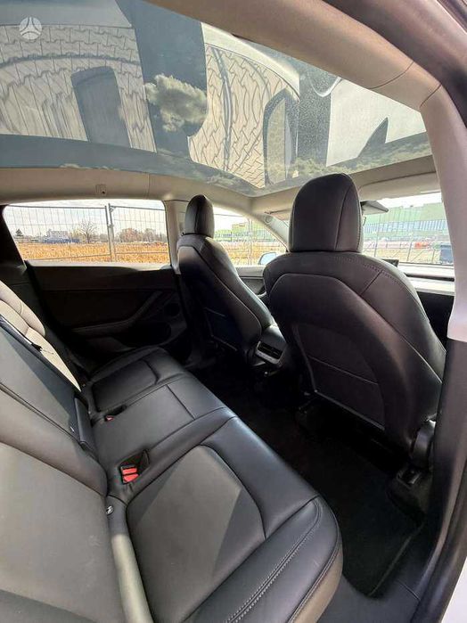 Tesla model Y 2021