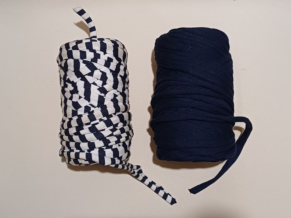 2 rolos de trapilho azul escuro + riscas azul e branco