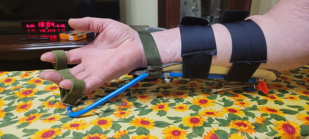 Устройство для разработки пальцев.  Разработка кисти руки.  Шина.