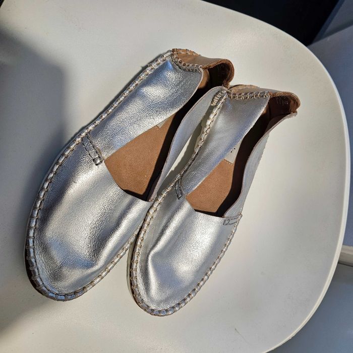 Clarks damskie wsuwane półbuty r. 37,5 srebrne