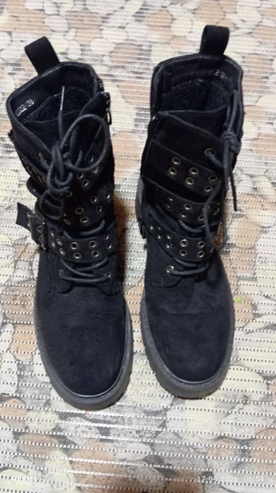 Продам жіноче зимове взуття