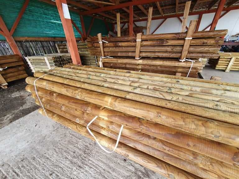 Paliki toczone, słupki drewniane, palisada, huśtawka