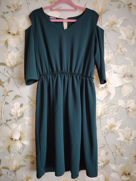 Платье зеленое с открытыми плечами осень зима Karree XL