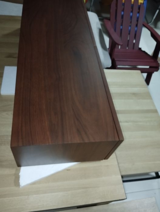 Móvel suspenso em Nogueira