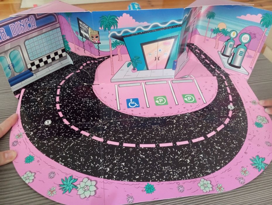 Lol surprise furniture samochód