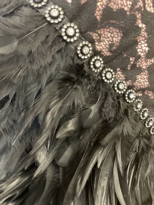 Boska sukienka z piórami i koronką