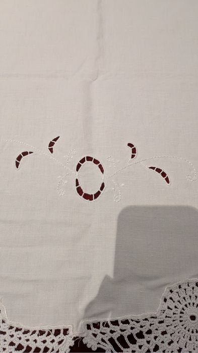 Centro de mesa em linho e renda e bordado