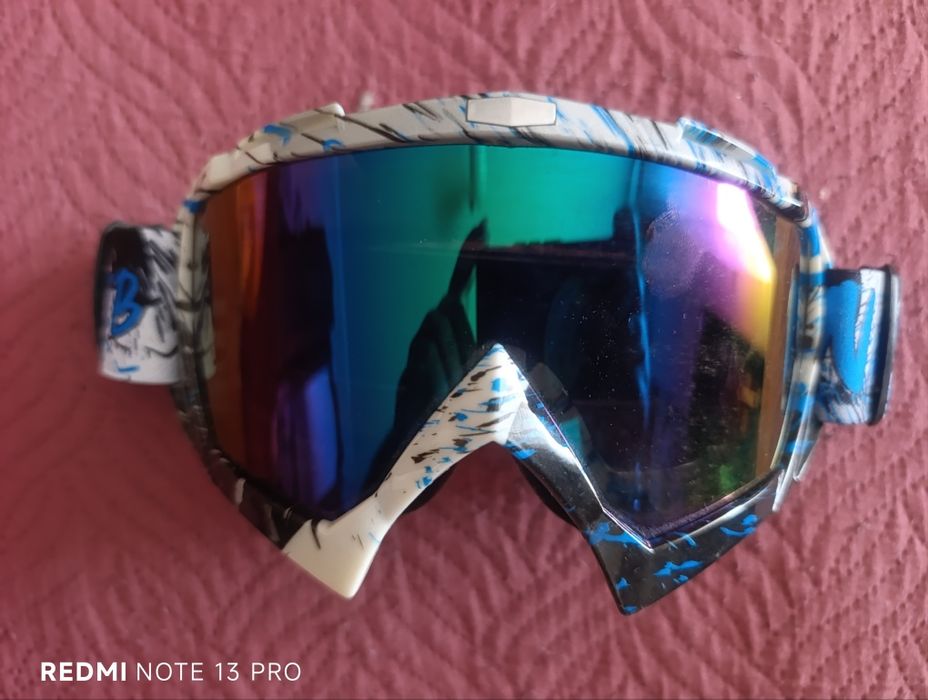 Dois pares de óculos para motar