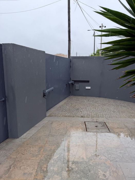 Moradia de Luxo com Piscina e Vista Mar – 100m da Praia de Miramar