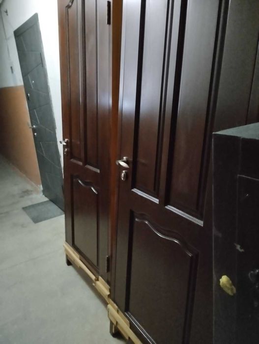 Нові міжкімнатні дерев'яні двері