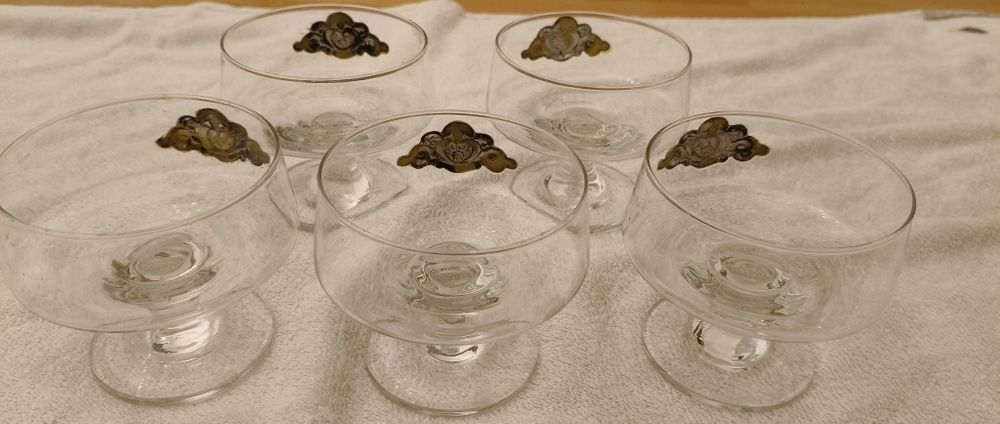 5 taças vintage com emblema