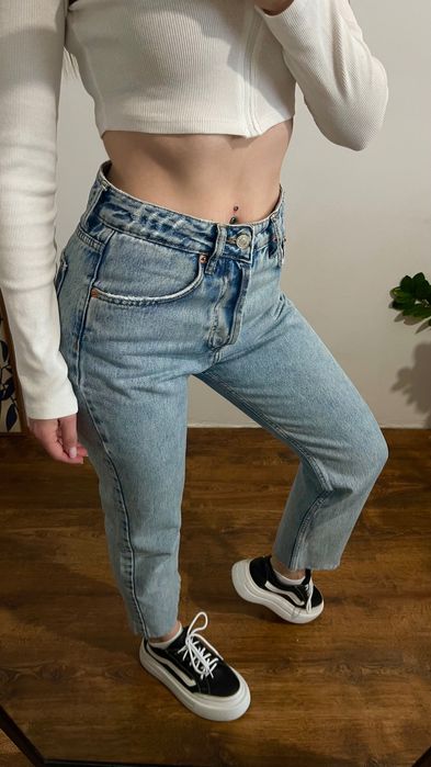 Джинси в блакитному кольорі