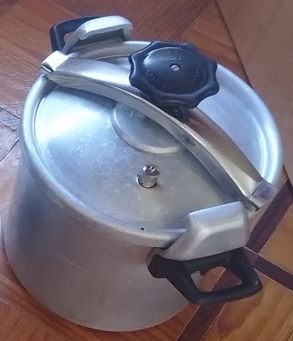 Panela de pressão  em bom estado