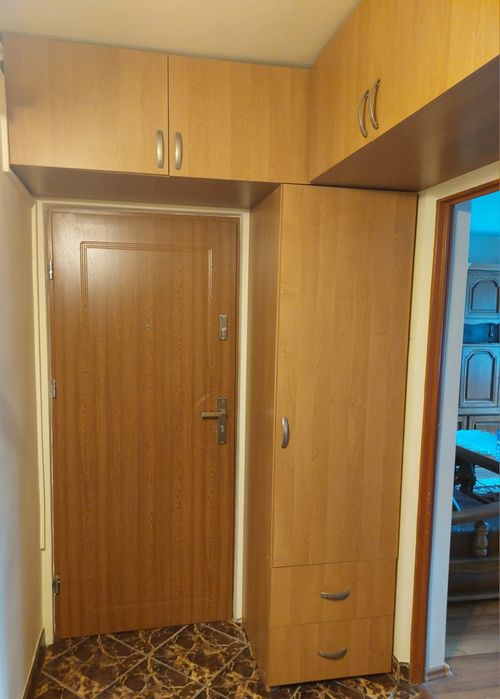 Zestaw mebli do przedpokoju (komoda, pawlacze, szafa)