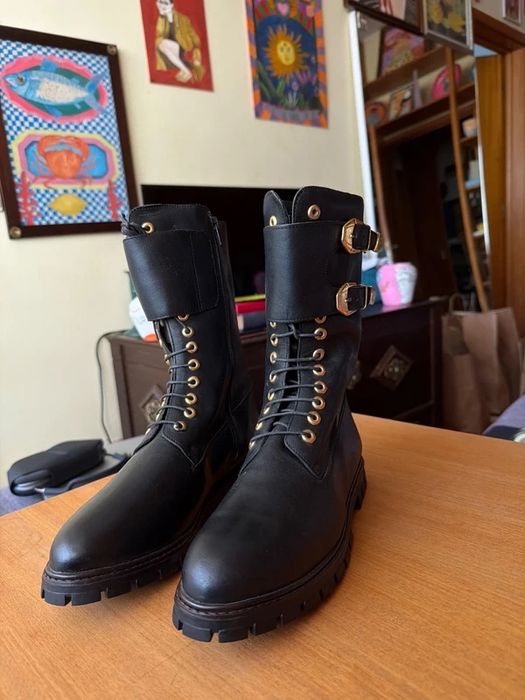 Bota tipo coturno em pele