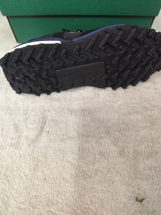 Sapatilhas lacoste disponíveis no tamanho 40 e 46