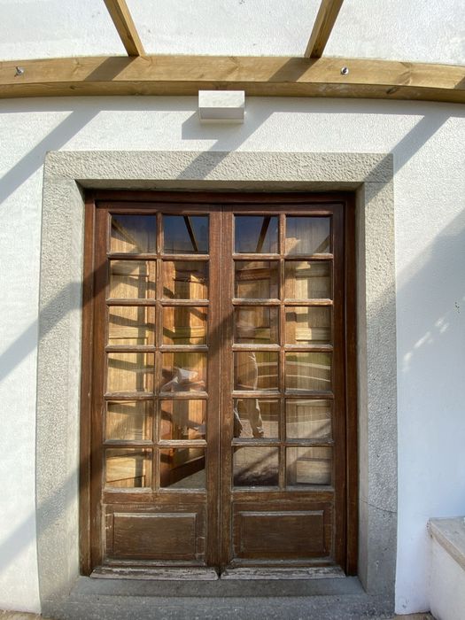 Porta-janelas em madeira maciça, estilo clássico — desde 220€ (5 unidades)