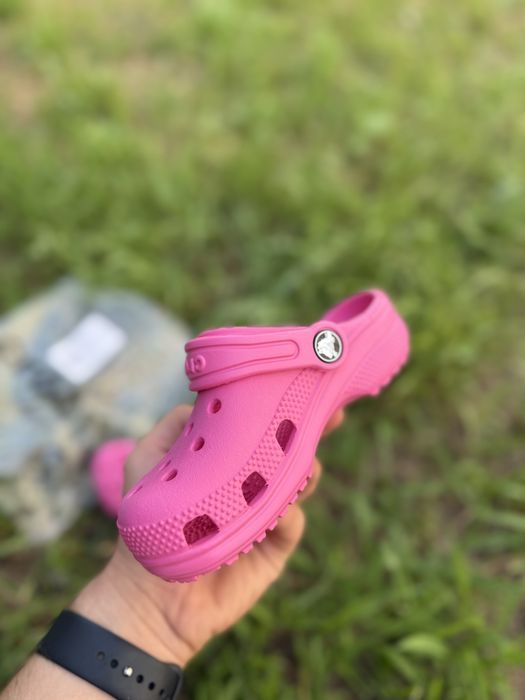 Дитячі крокси для дівчинки Crocs Classic Clog рожеві кроксы на девочку
