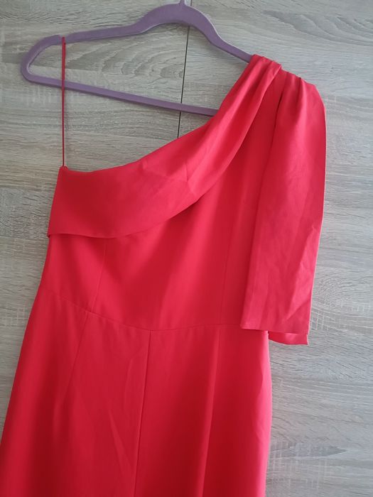 Czerwony elegancki kombinezon na jedno ramię